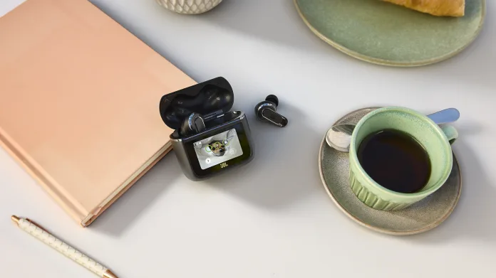 JBL_Tour_Pro_3_Lifestyle_Image_B_Smart_Case_Still_16x9 Jbl tour pro 3 lifestyle image b smart case still 16x9