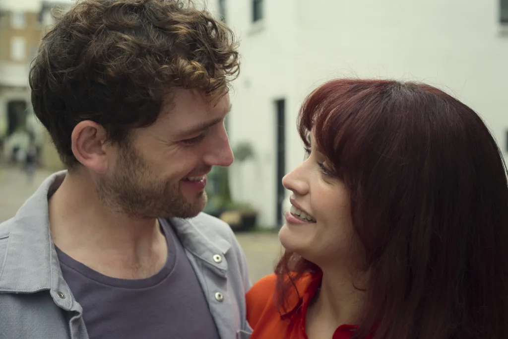 Laurie davidson and olivia cooke stars in the girlfriend on prime video