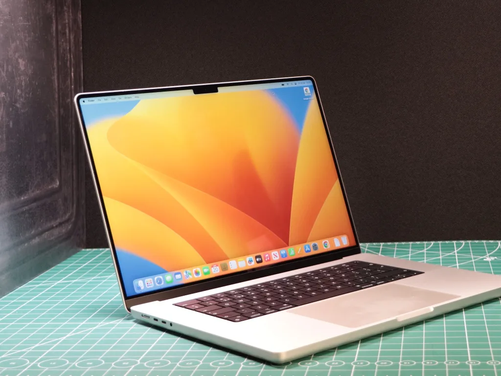 MacBook Pro OLED Display Coming 2026: No Notch, Major Redesign 1 MacBook Pro OLED