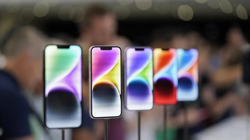 India's Smartphone Export Boom: How Apple is Reshaping Global Manufacturing in 2025 2 Image