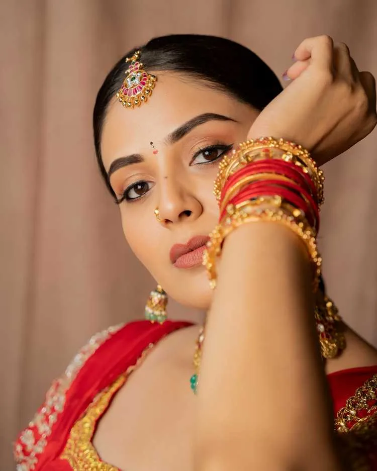 Sreemukhi: From TV Anchor to Bigg Boss Runner-Up - A Complete Career Journey 8 Image