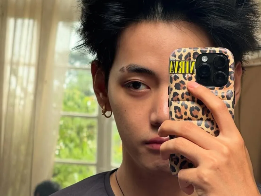 BTS J-Hope Weverse Live Sparks Fan Debate Over Taehyung Mention 1 Image