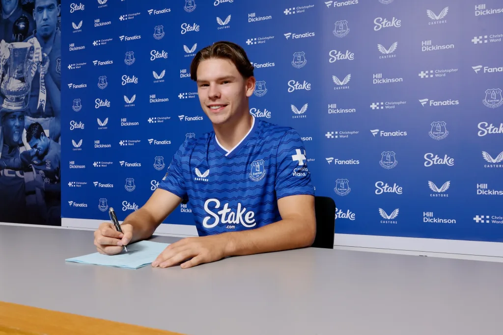 Everton sign tyler dibling