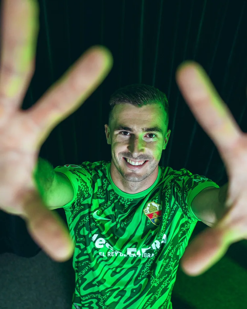 Inaki pena leaves barcelona for elche