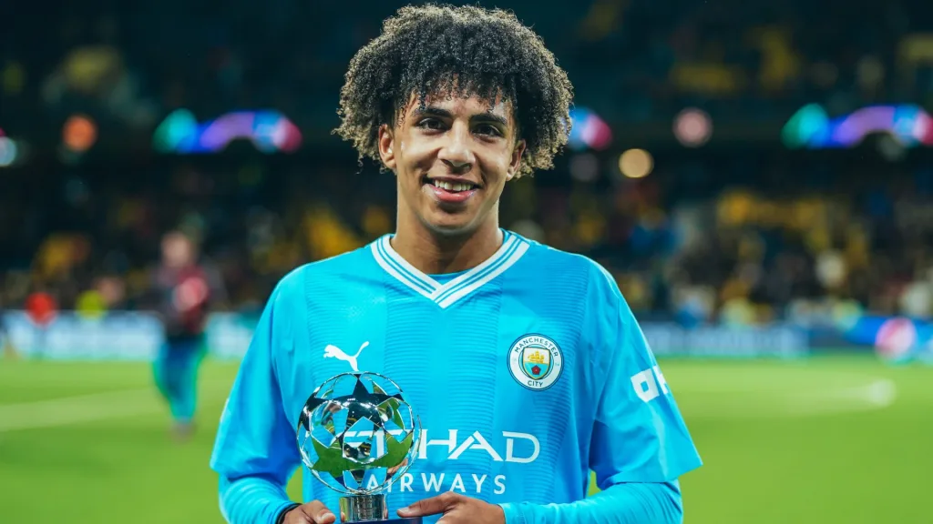 Rico lewis extends contract at city