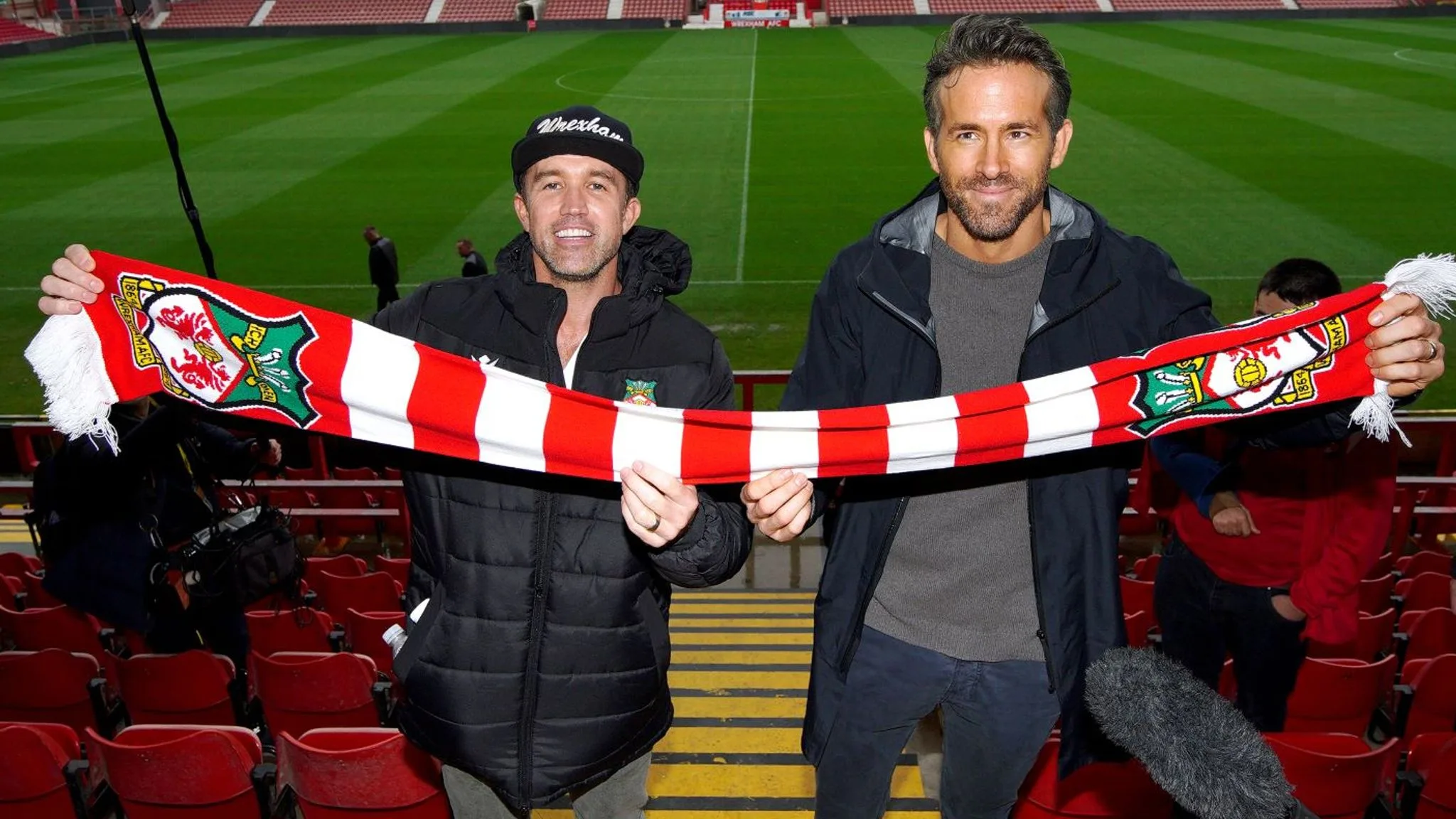 Wrexham fc owners ryan reynolds and rob mcelhenney