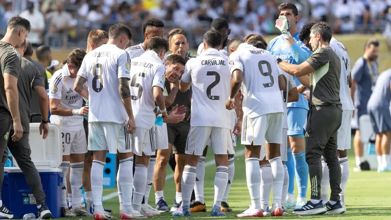 Xabi alonso rallies his players during the match against psg avif