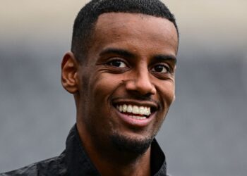 Alexander isak leaves newcastle to join liverpool