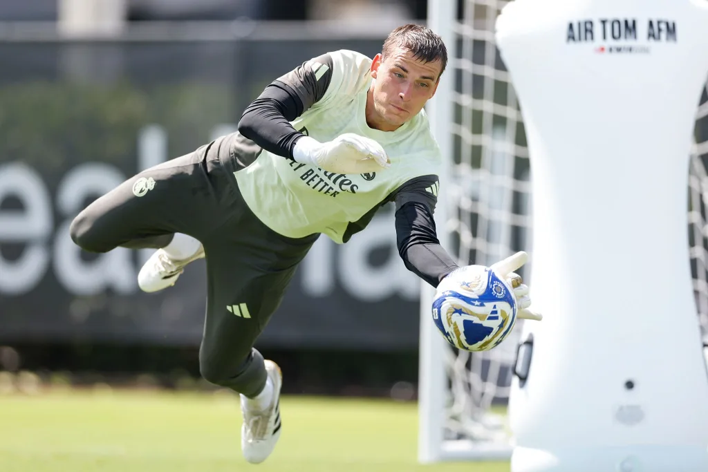 Real Madrid GK Andriy Lunin Withdraws From Ukraine Squad Due to Back Injury 2 Andriy lunin