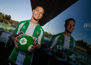 Antony join real betis from man united