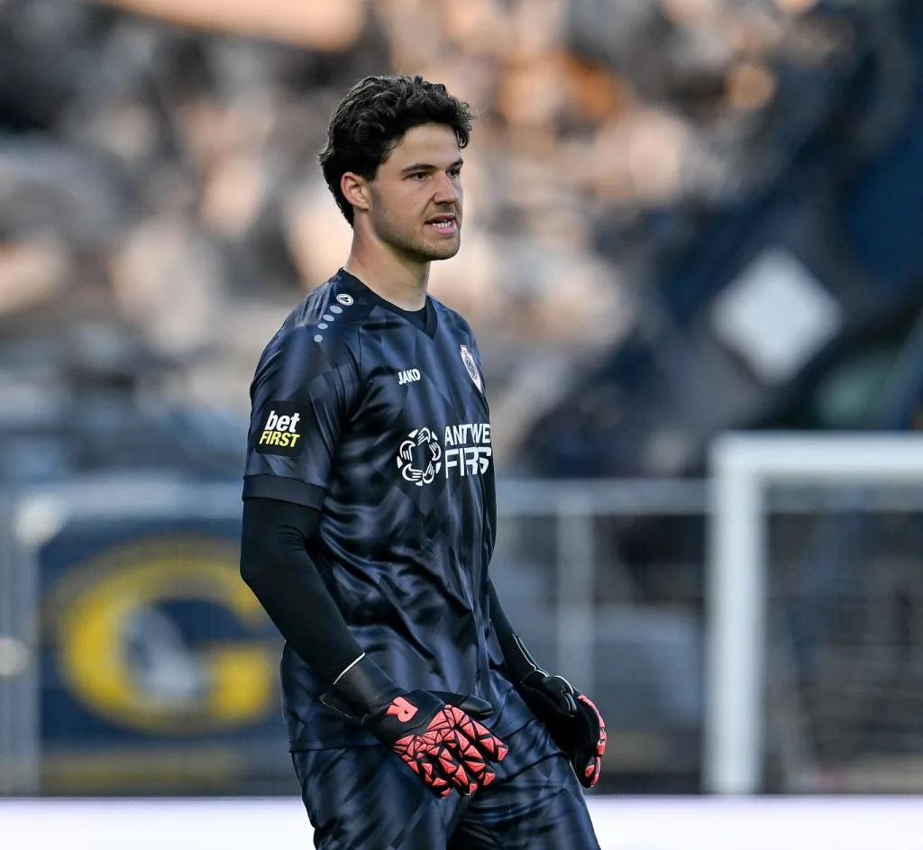 Senne lammens to sign for man united
