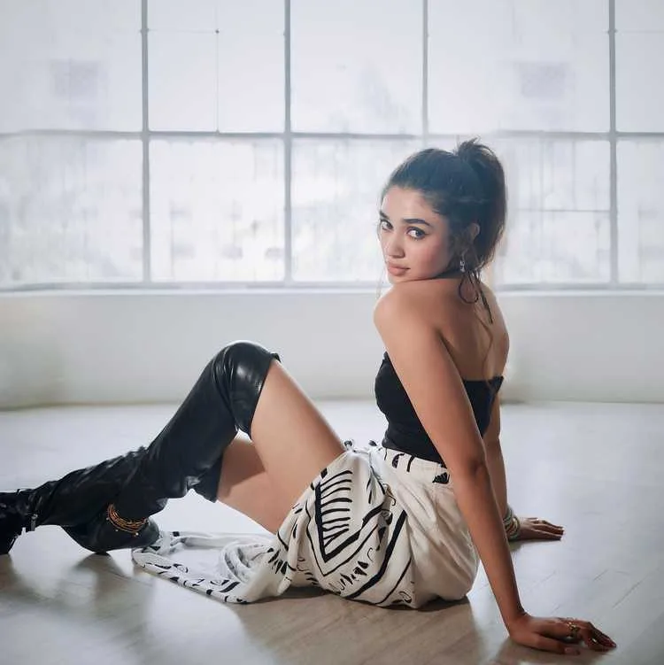 Krithi Shetty: From Uppena Success to Career Comeback - The Young Star's Glamorous Journey 4 Image