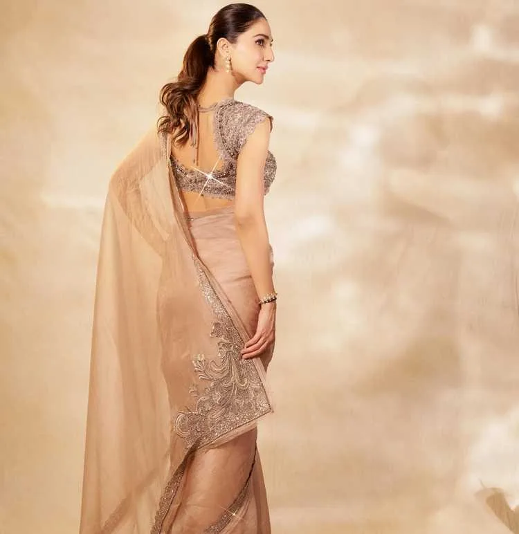 Vaani Kapoor's International Romance: "Abir Gulaal" with Fawad Khan Finally Arrives in September 2025 9 Image
