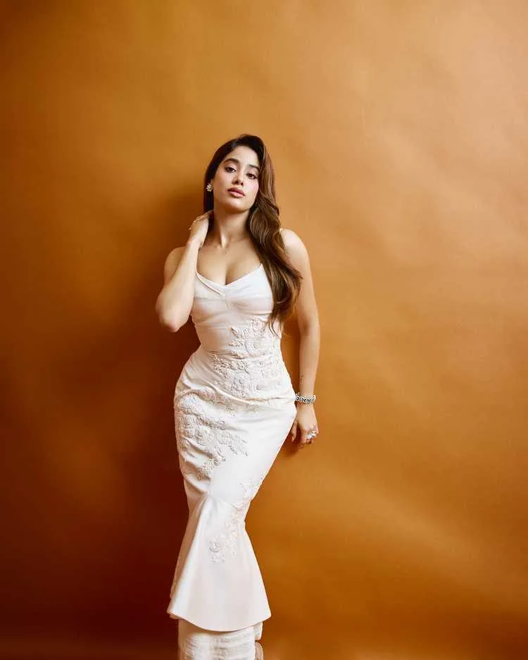 Janhvi Kapoor: From Stardust to Stardom - The Rising Queen of Bollywood's New Generation 1 Janhvi Kapoor