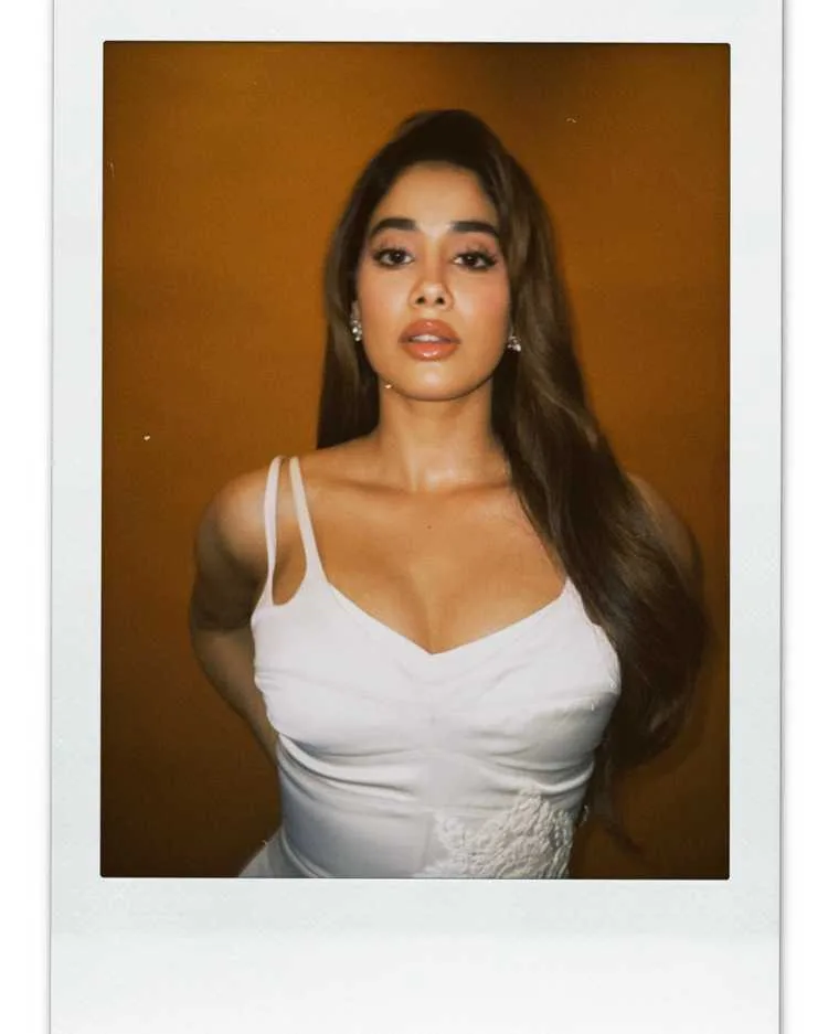Janhvi Kapoor: From Stardust to Stardom - The Rising Queen of Bollywood's New Generation 2 Image