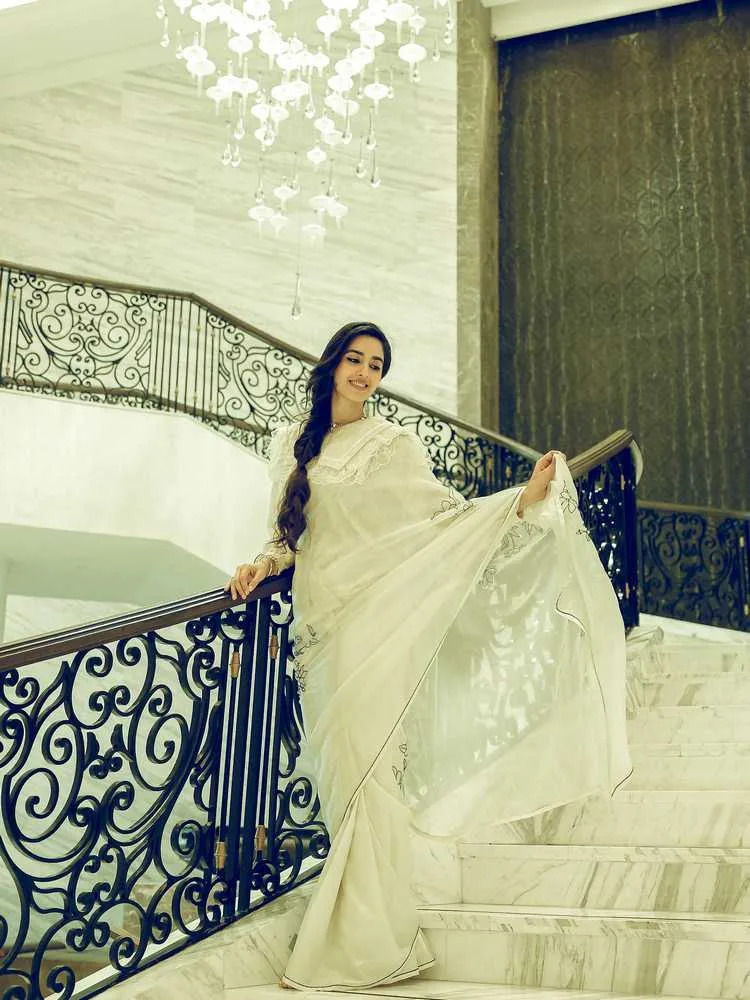 Simratt Kaur's Latest Photo Gallery: Rising Star's Stunning New Photoshoot Takes Social Media by Storm 5 Image
