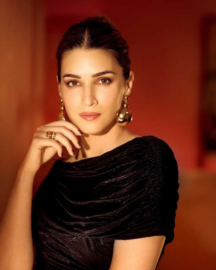 Kriti Sanon's Stunning Latest Photoshoot: Bollywood's Multifaceted Star Shines Brighter Than Ever 3 Image