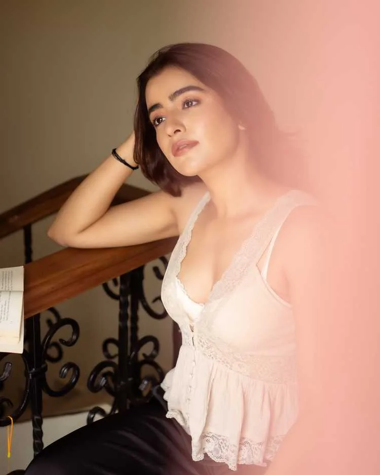 Rukshar Dhillon's Latest Photoshoot: British-Indian Beauty Mesmerizes Fans with Elegance 5 Image