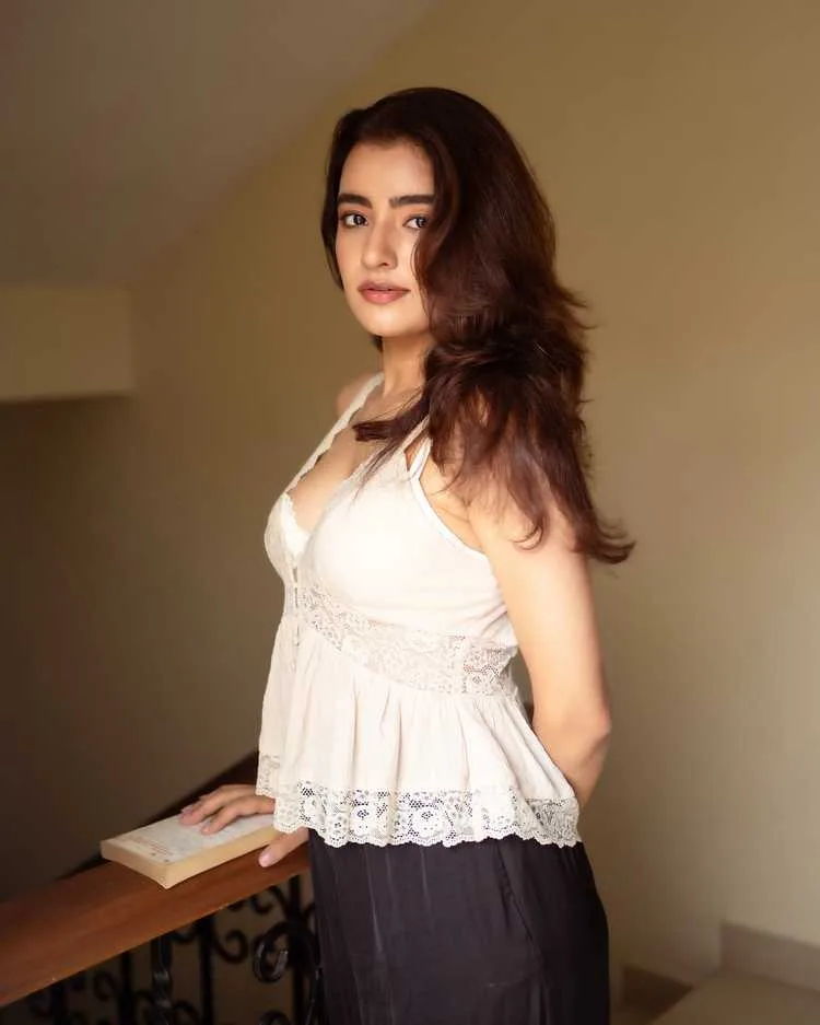 Rukshar Dhillon's Latest Photoshoot: British-Indian Beauty Mesmerizes Fans with Elegance 4 Image
