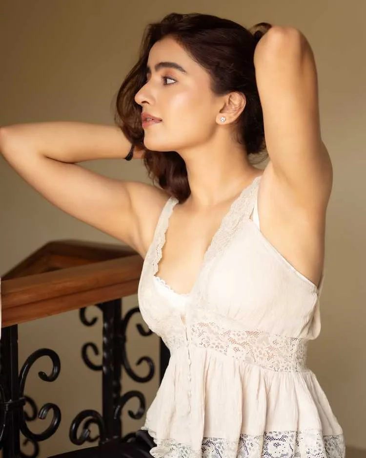 Rukshar Dhillon's Latest Photoshoot: British-Indian Beauty Mesmerizes Fans with Elegance 3 Image