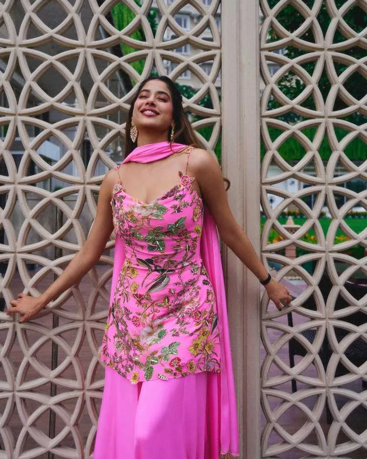 Janhvi Kapoor 2025: Latest News, Upcoming Movies & Personal Life Updates 1 Janhvi Kapoor