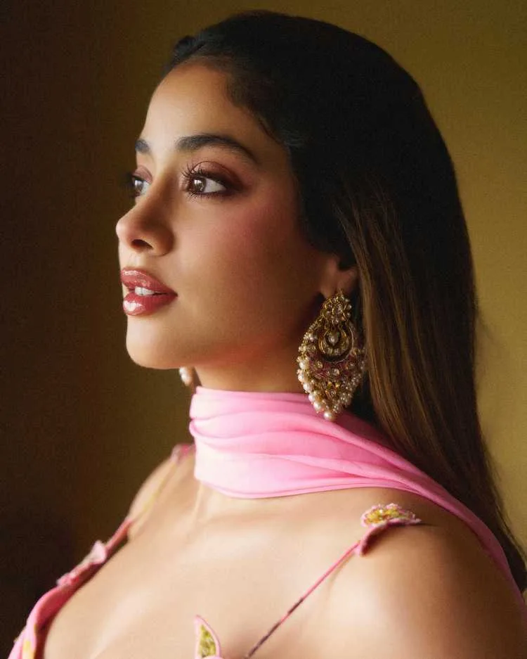 Janhvi Kapoor 2025: Latest News, Upcoming Movies & Personal Life Updates 2 Image