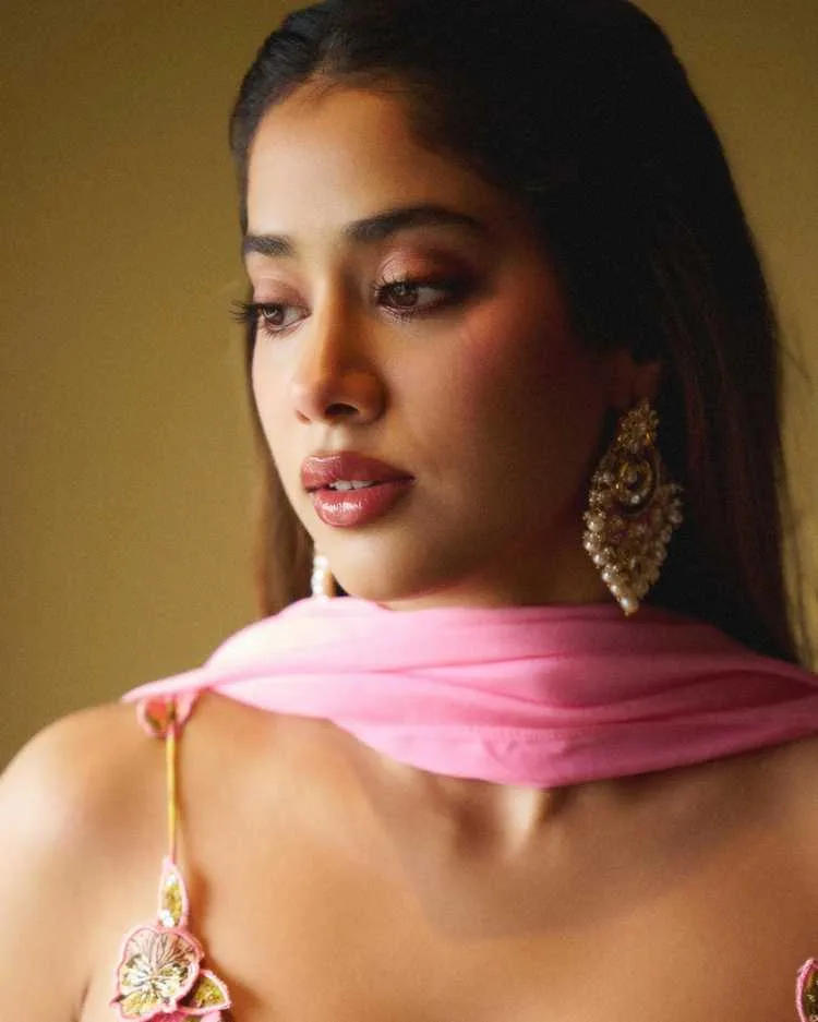Janhvi Kapoor 2025: Latest News, Upcoming Movies & Personal Life Updates 5 Image