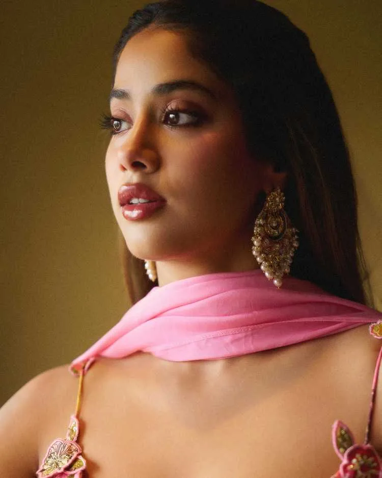 Janhvi Kapoor 2025: Latest News, Upcoming Movies & Personal Life Updates 4 Image