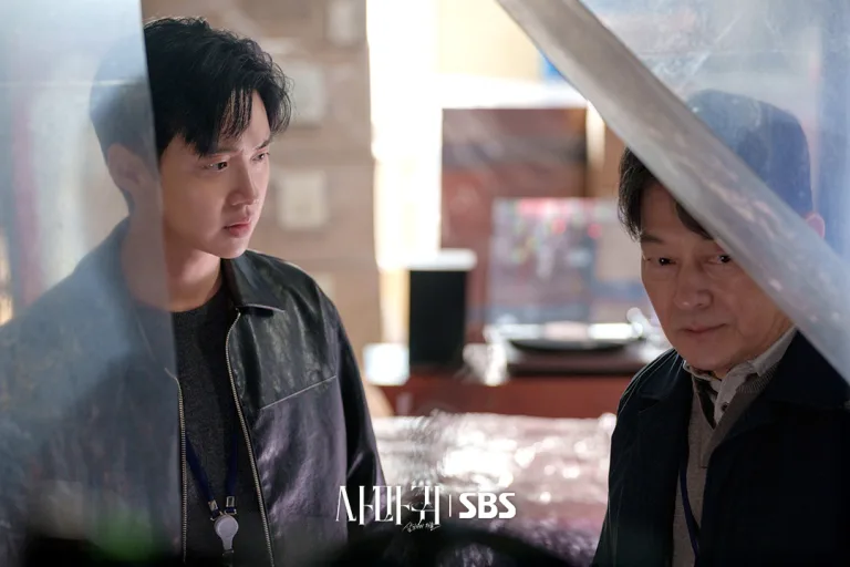 Jang Dong Yoon’s Fierce Detective Role in Queen Mantis: A Son’s Deep-Rooted Hatred for His Serial Killer Mother Jang Dong Yoon’s Fierce Detective Role in Queen Mantis: A Son’s Deep-Rooted Hatred for His Serial Killer Mother