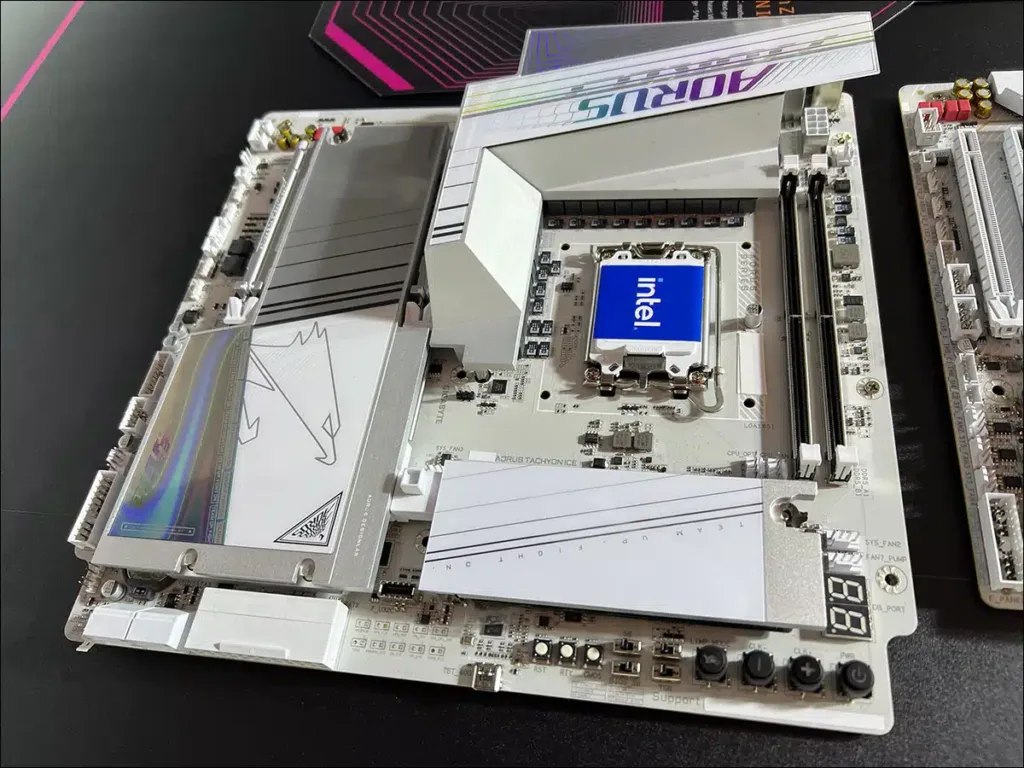 Z890 AORUS TACHYON ICE