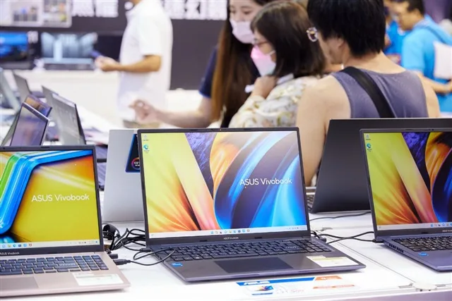 Notebook Panel Shipments Rise 4% in 2025, OLED Poised for 30% Jump 1 Notebook