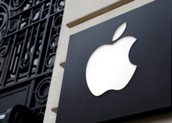 FILE PHOTO: FILE PHOTO: View of an Apple logo at an Apple store in Paris, France, April 23, 2025. REUTERS/Abdul Saboor/File Photo/File Photo