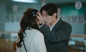 Kim Young Kwang Confesses His Secret Inner Thoughts to Lee Young Ae in “Walking on Thin Ice”