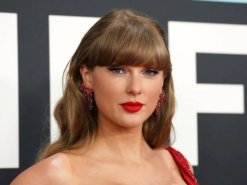 Taylor Swift's Otter T-Shirt Creates $2.3M Fundraiser for Sea Animals: Here's What Happened 2 image 1313 Taylor Swift's Otter T-Shirt Creates $2.3M Fundraiser for Sea Animals: Here's What Happened