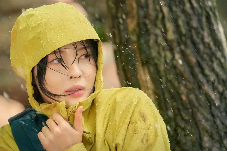 Lee Sun Bin Is Stranded in the Mountains During a Storm in “To The Moon”