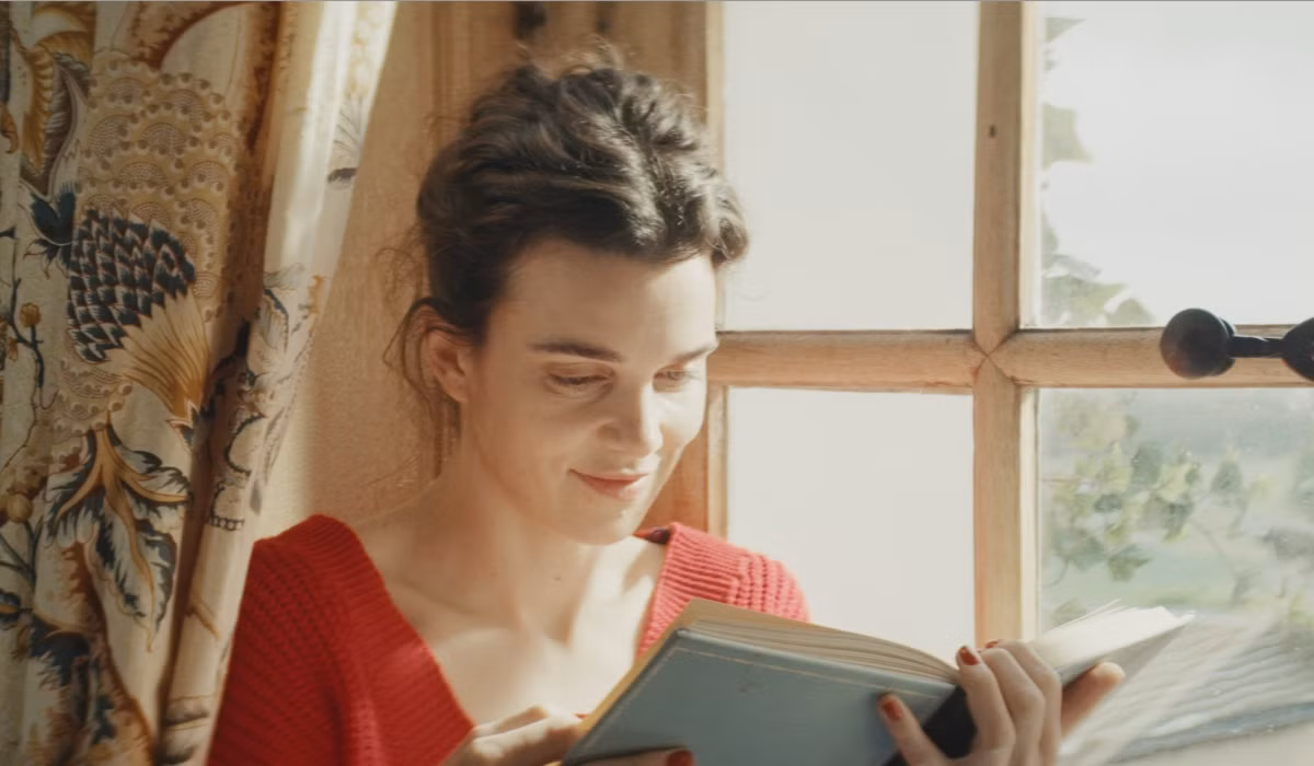 “Jane Austen Wrecked My Life” Arrives on Netflix: A Cozy Rom-Com You Can’t Miss