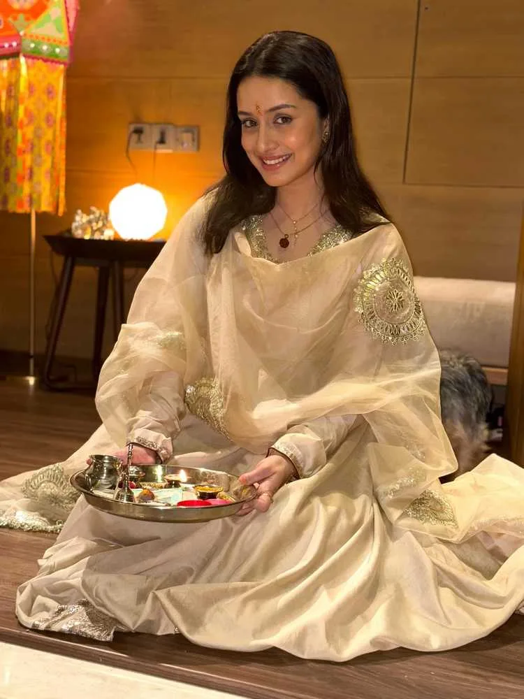 Shraddha Kapoor’s Diwali Look: Soft Glow, Simplicity, and Quirky Charm