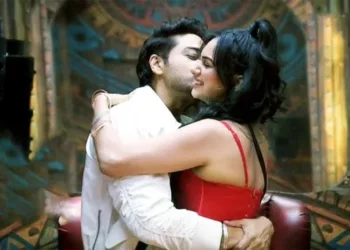 Akanksha Chamola Steals Bigg Boss 19 Spotlight: "Unfreeze Him or Get Adult Wali Pappi!"