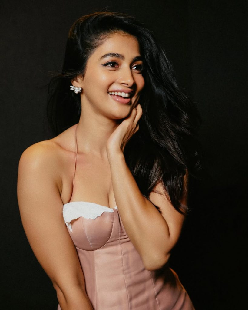 Pooja Hegde Hot Pics