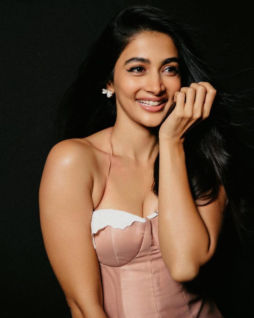 Pooja Hegde Hot Pics