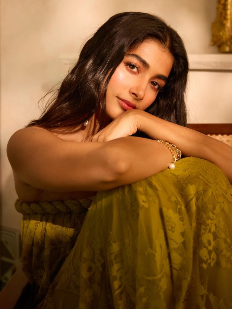 Pooja Hegde Hot Pics