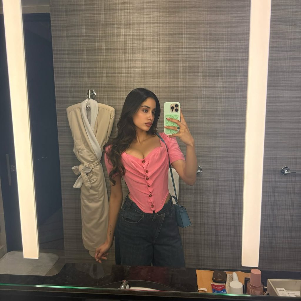 Janhvi Kapoor Hot Images