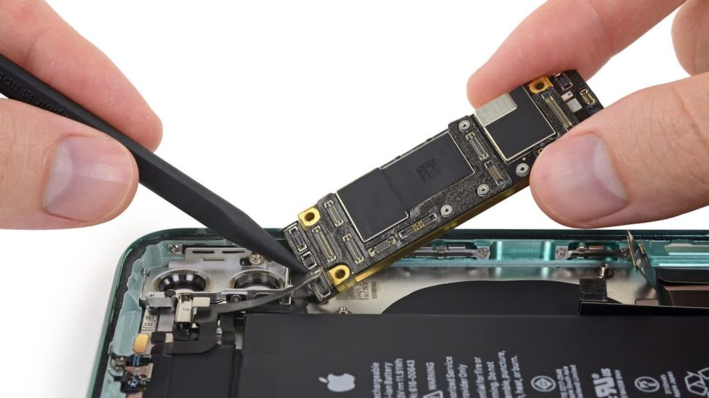 iPhone Prices Could Rise Again in 2027 as Apple Accepts Samsung's Steep Memory Price Hike