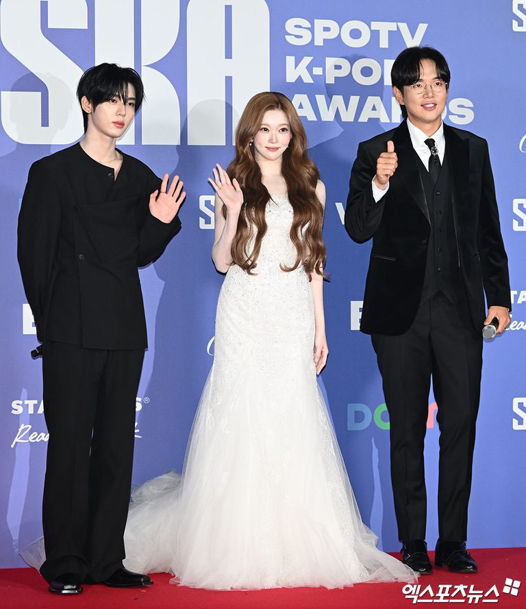 September Color:red K-Pop’s Biggest Stars Light Up the 2026 SPOTV K-Pop Awards Red Carpet ...