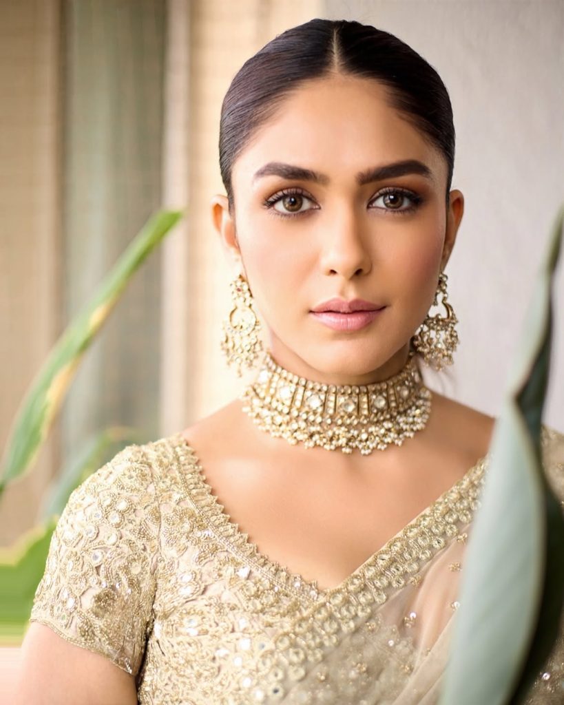 Mrunal Thakur Hot Pics