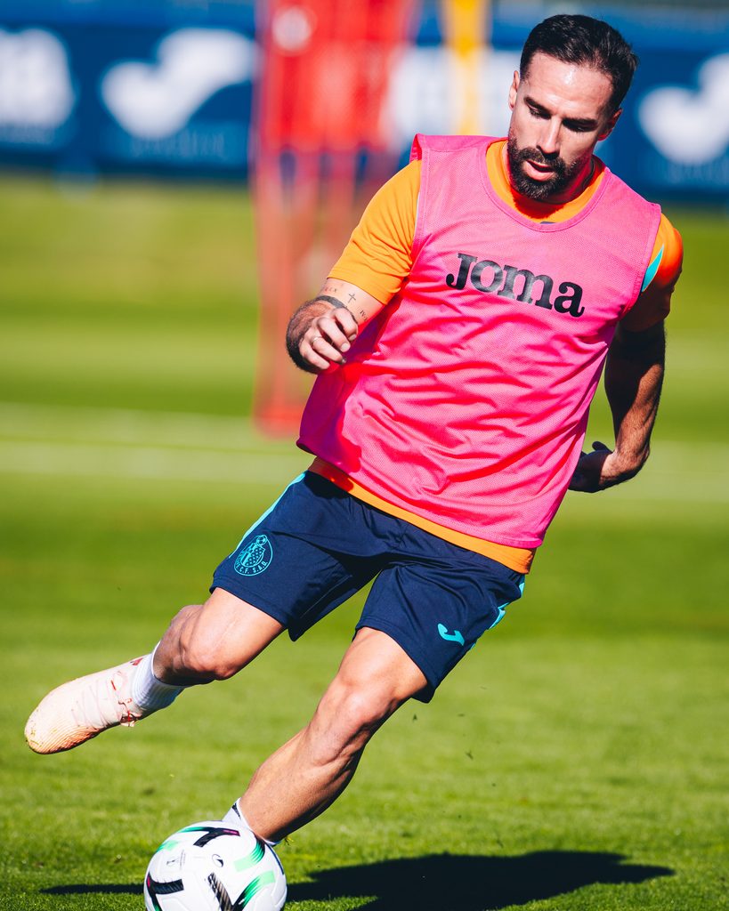 Dani Carvajal signs for Getafe CF ahead of his integration into the squad
