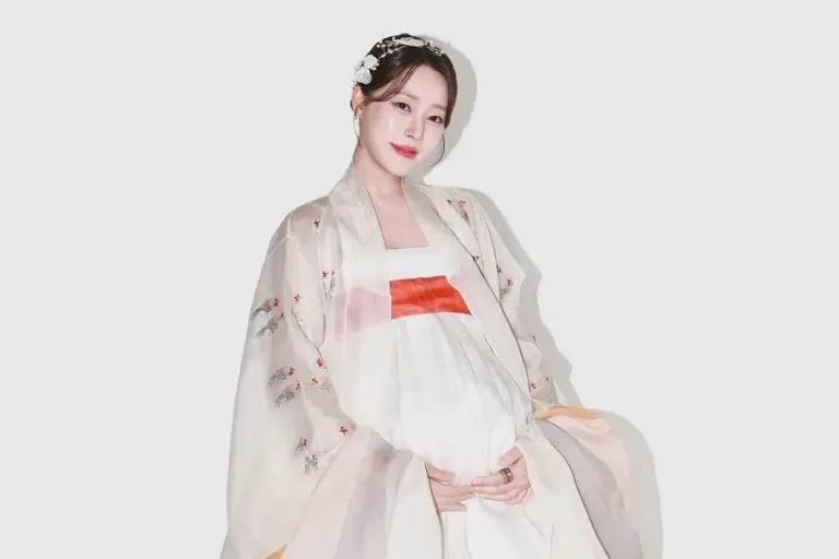 Rainbow’s Go Woori Welcomes Baby Bokdeongi!