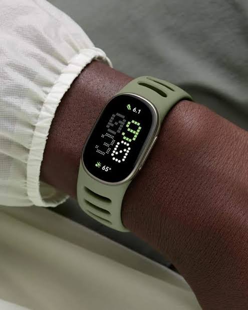 Google Fitbit Edge Launched at $179.99: 1.34-Inch AMOLED, 7-Day Battery and 8 Key Specs