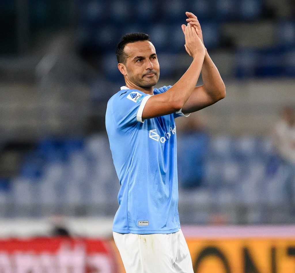 Pedro Eliezer Rodriguez Ledesma of SS Lazio waves to supporters leaving the pitch