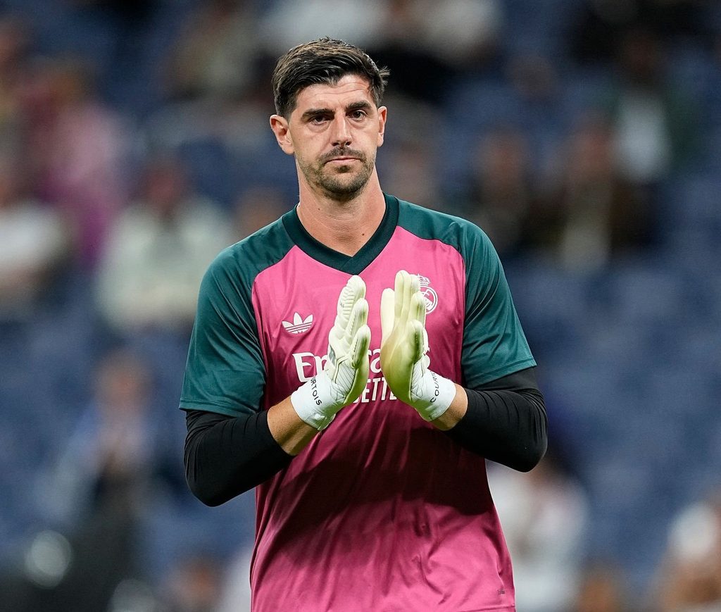 Thibaut Courtois warms up for Real Madrid before a LaLiga match at the Bernabéu